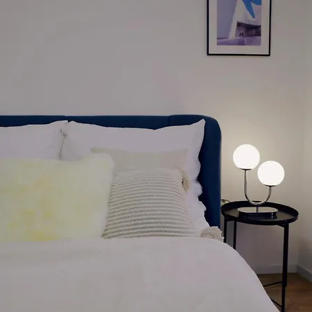 Deluxe Swan Stone Castle