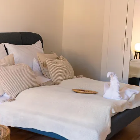 Deluxe Swan Stone Castle